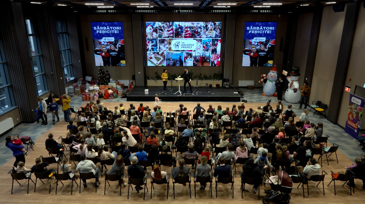 Zâmbete, jocuri și cadouri: o petrecere de iarnă pentru copiii care au cea mai mare nevoie