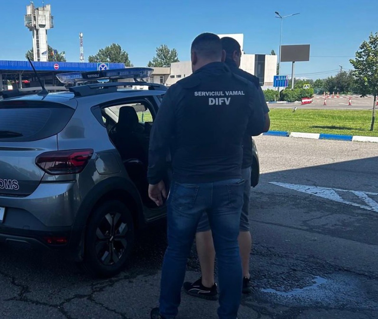 Captură de 168.000 de euro: Banii erau ascunși în lada frigorifică a unui microbuz care transporta colete din Irlanda
