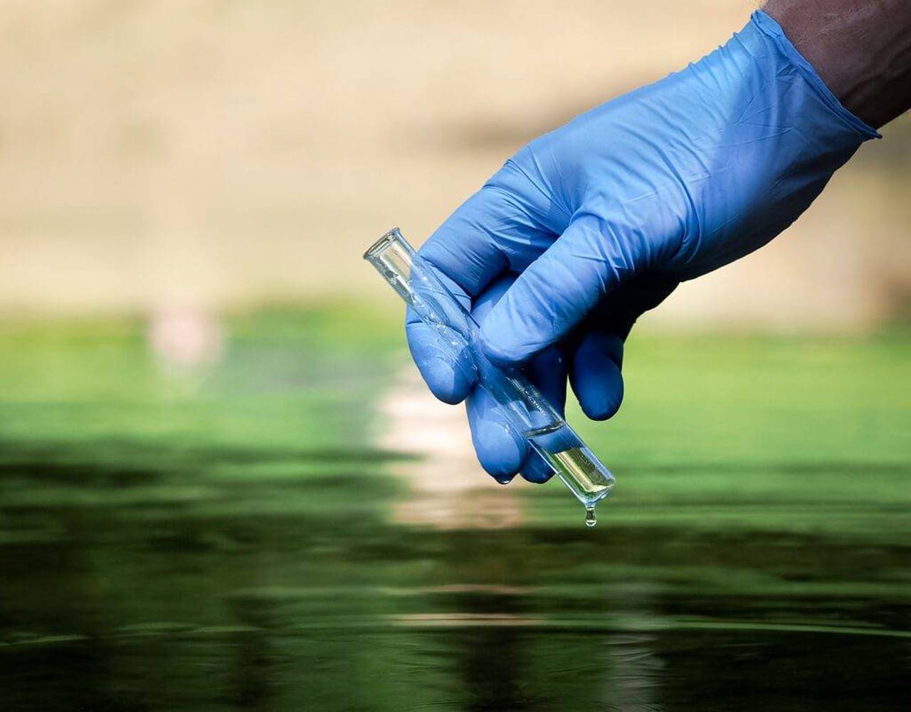 Ministrul Mediului: „Analizele arată că urmele de petrol în Nistru sunt foarte mici și la această etapă nu prezintă un pericol”. Ce spun medicii