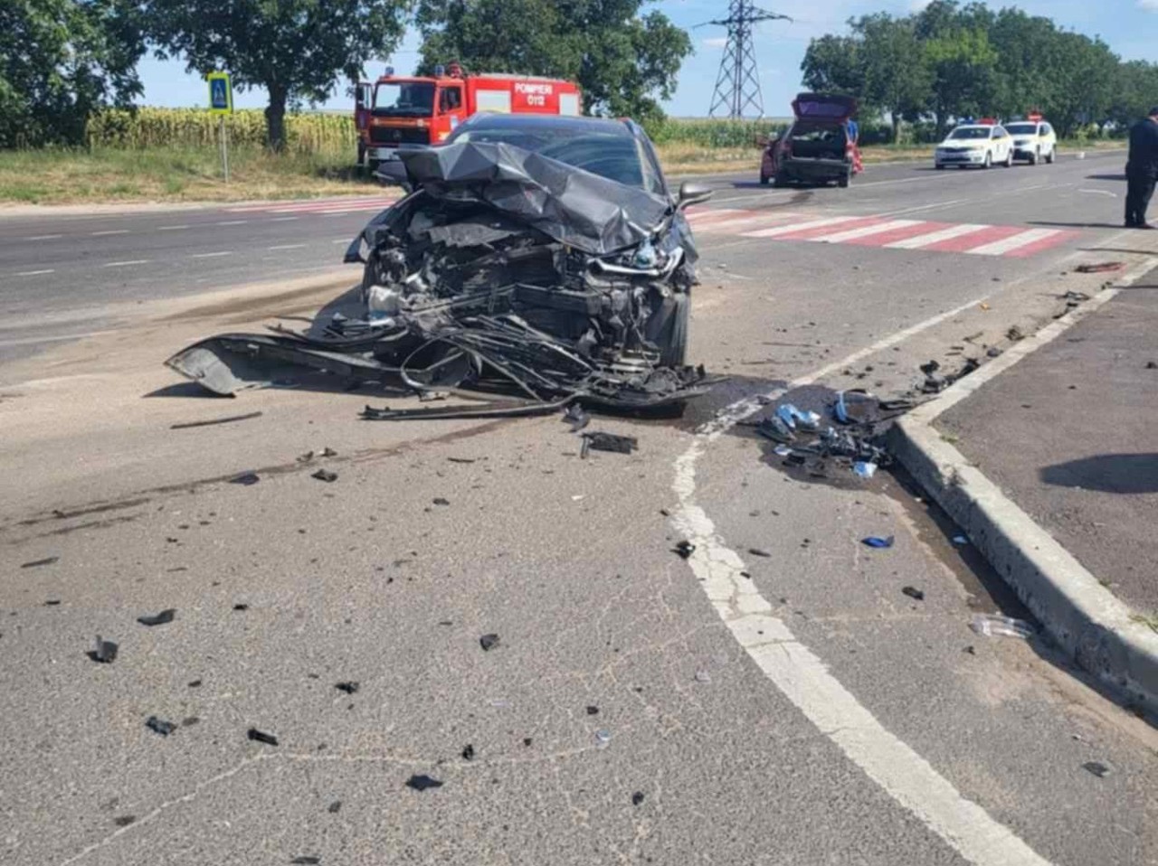 Două persoane, internate în spital, după un accident rutier la Căzănești 