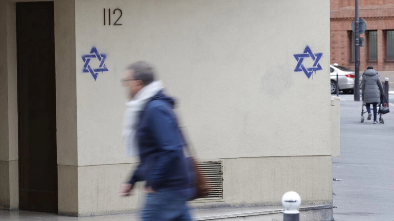 France Blames Russia for Antisemitic Graffiti Campaign