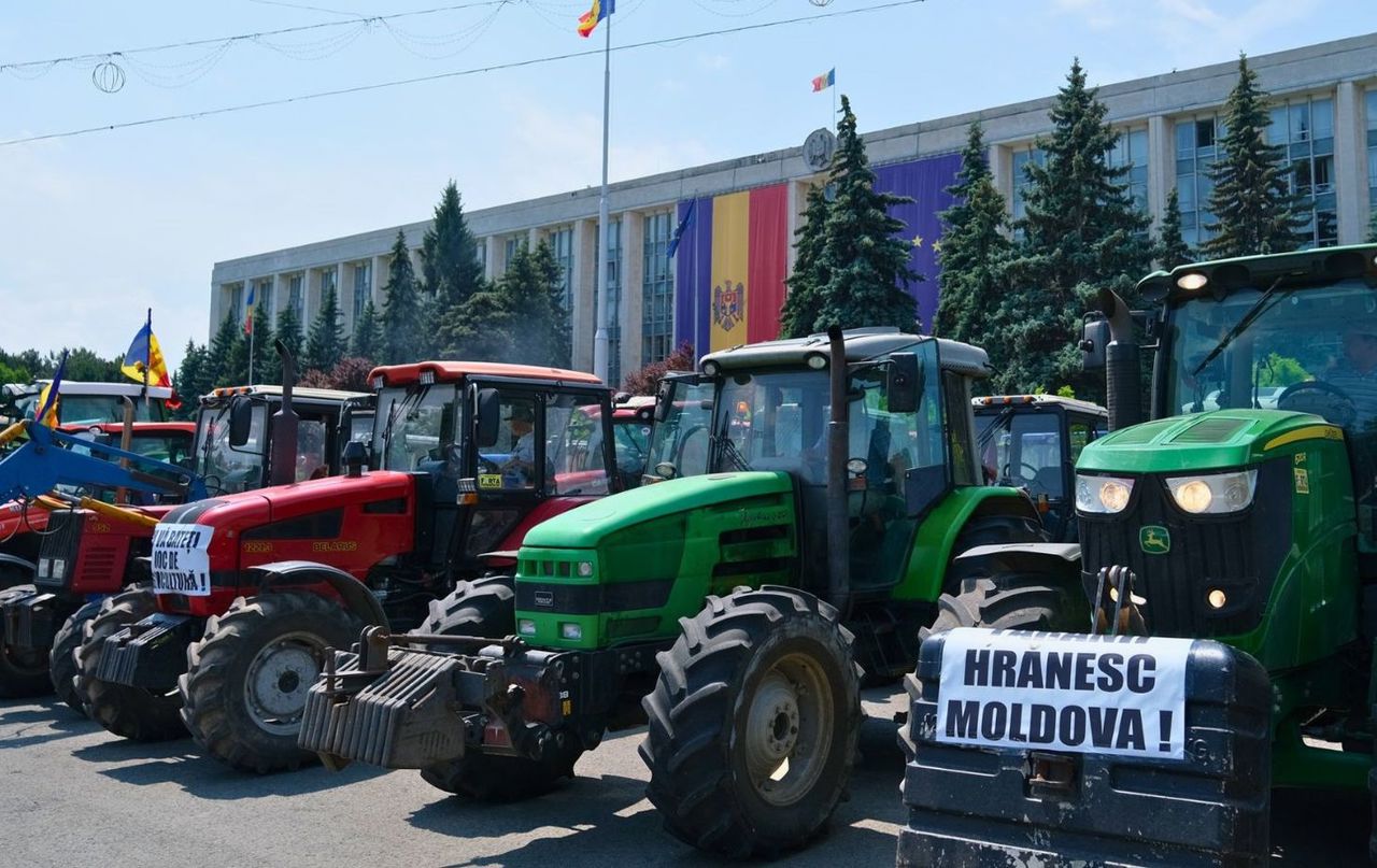 Tv8 / Tractoare în Piața Marii Adunări Naționale, în timpul protestelor agricultorilor din iunie 2023