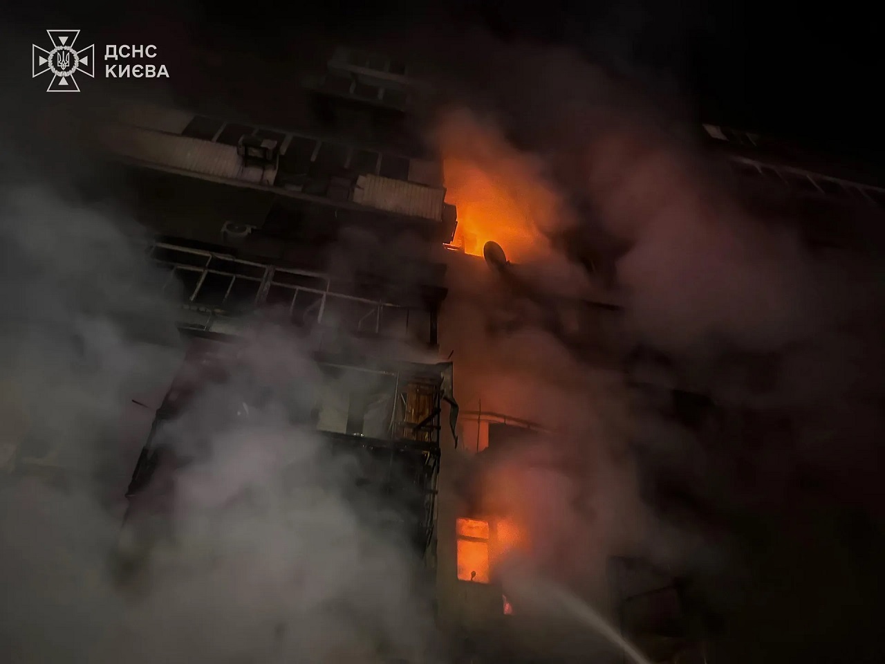 Clădiri rezidențiale de la Kiev, atacate pe parcursul nopții. Sunt trei morți și cel puțin 29 de răniți   