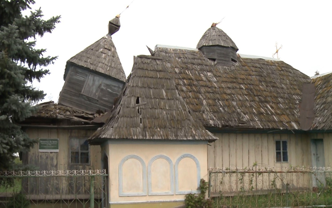 Biserica din lemn din Măcăreuca, veche de peste două secole, riscă să se prăbușească