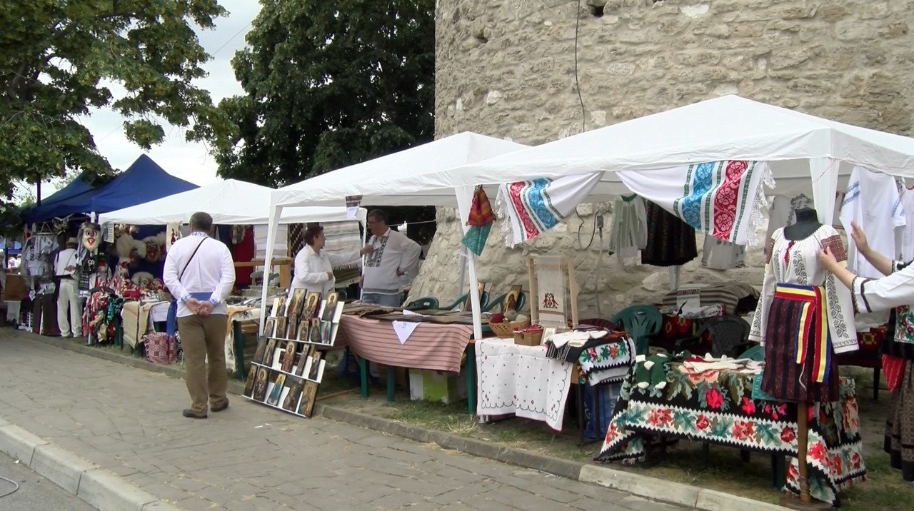 Peste o sută de meșteri populari și-au expus lucrările la Soroca 