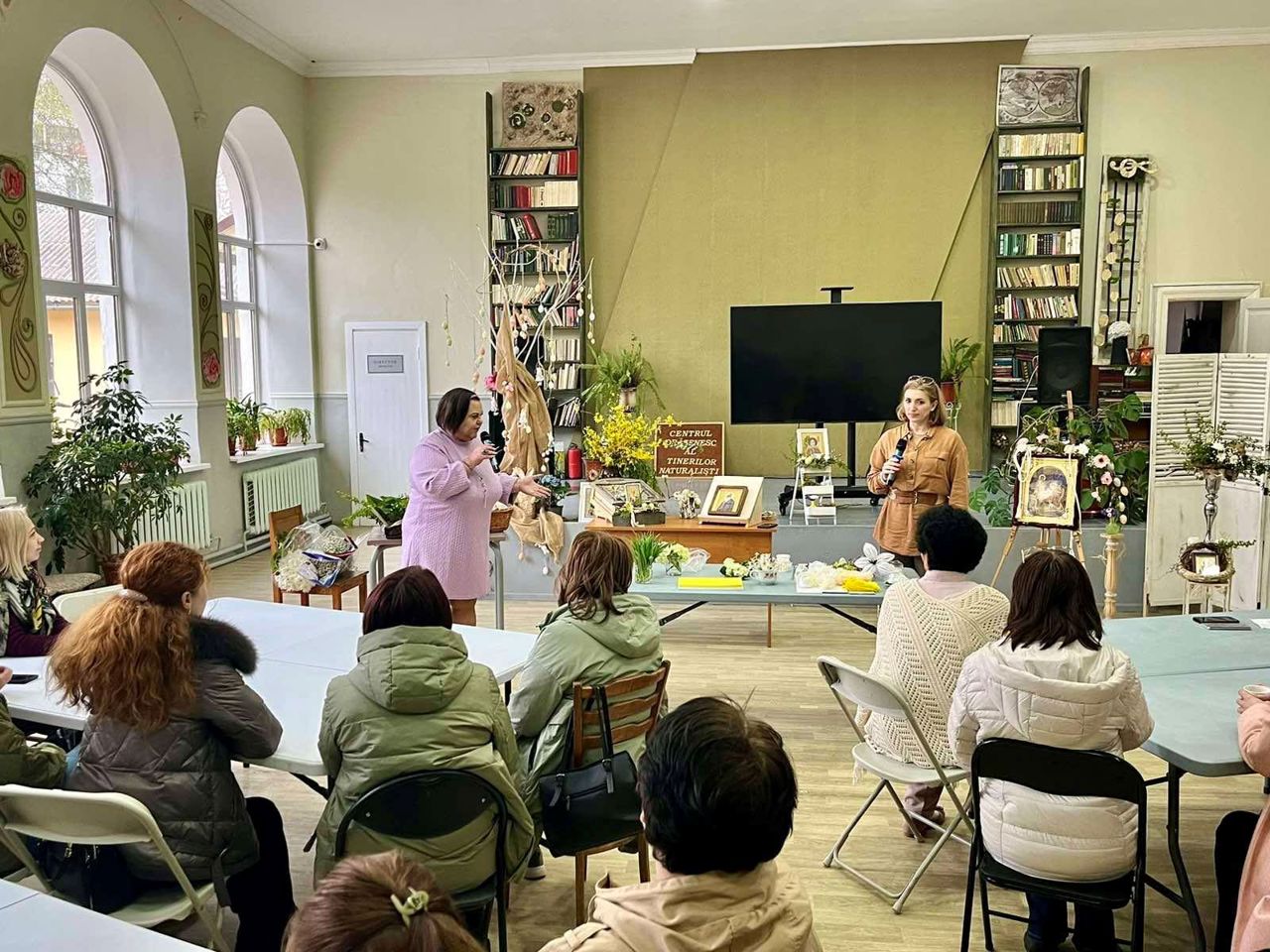 „Frumusețea care se învață”: profesoara care cultivă generații întregi prin arta florilor