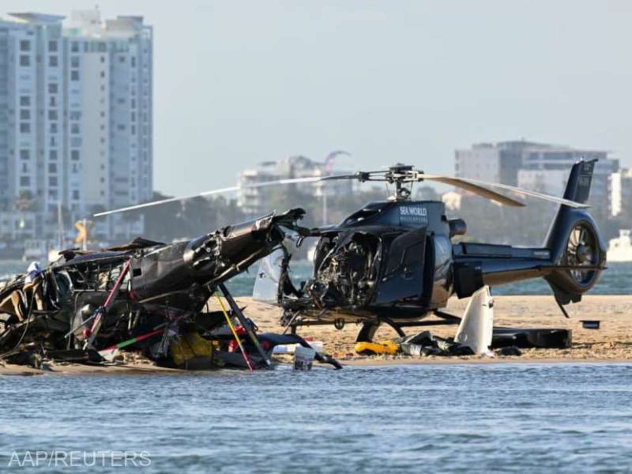 Două elicoptere s-au ciocnit în aer lângă un parc de distracții din Australia. Cel puțin patru persoane au decedat 