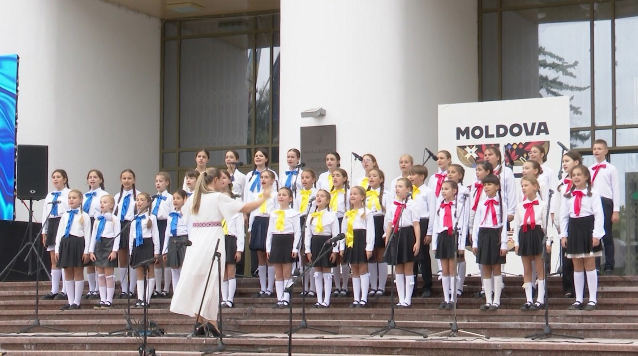 Hundreds join patriotic song festival at Moldovan parliament 