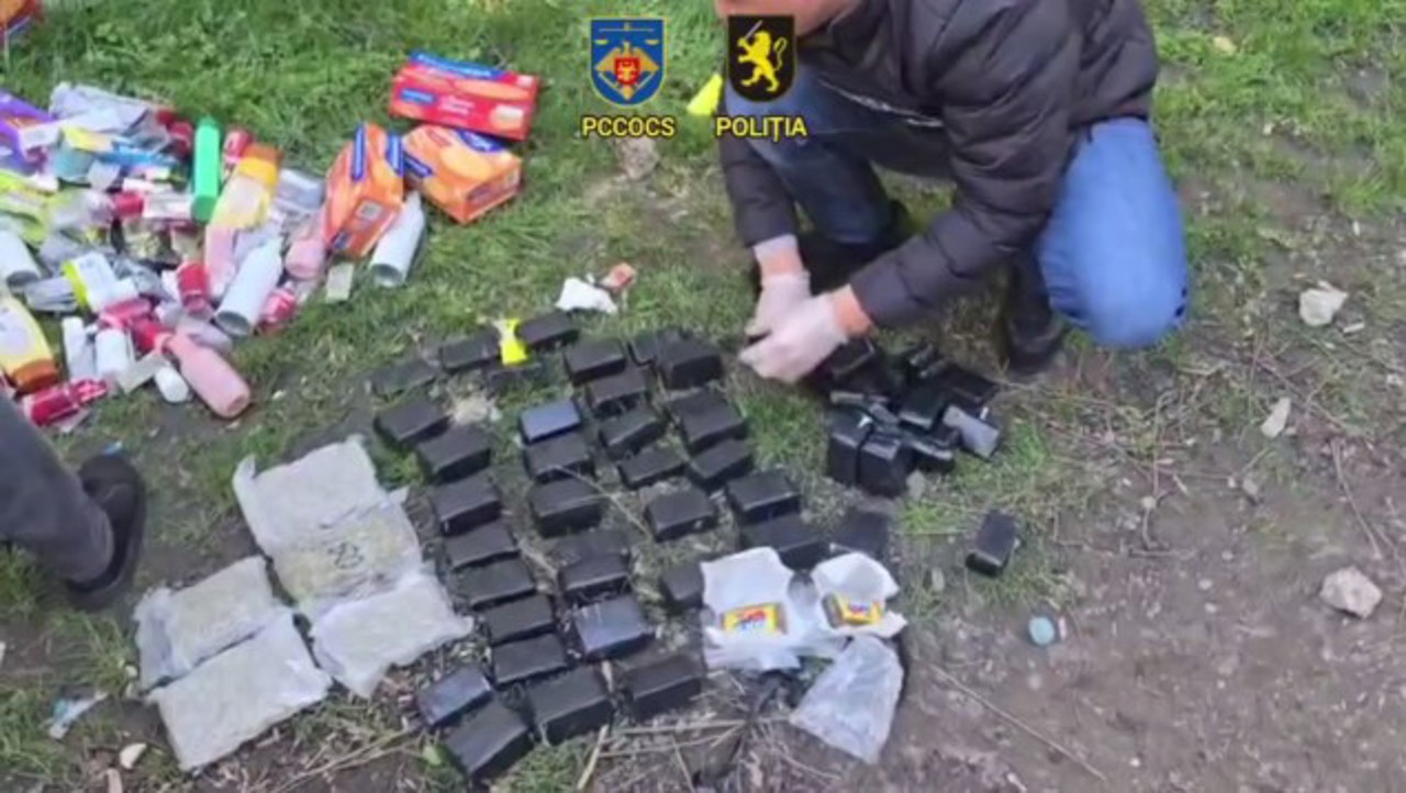 Peste 10 kg de hașiș și marijuana ascunse în „colete cu dulciuri” din Spania. Doi suspecți, reținuți la Chișinău