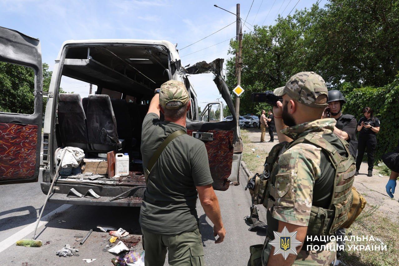 Новая атака на Украину: в Запорожье дрон попал по рейсовому микроавтобусу