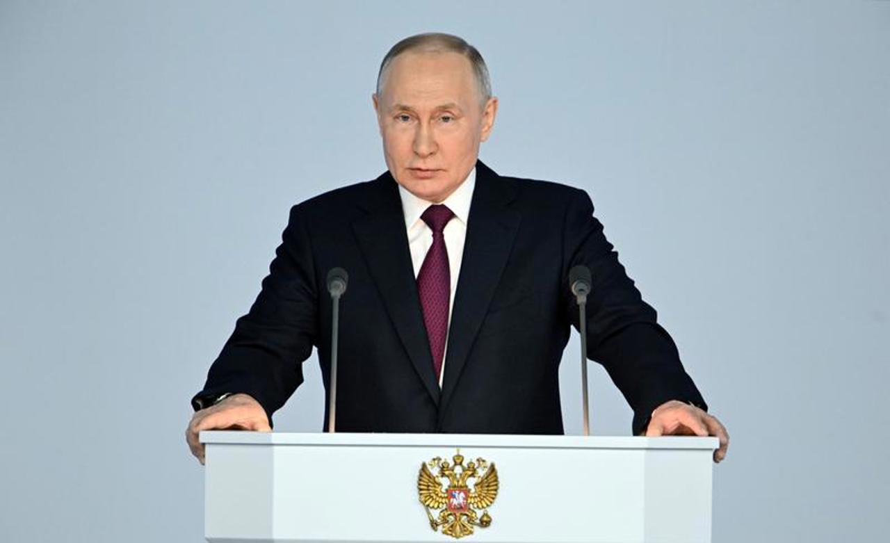 Vladimir Putin anunță că Rusia își suspendă participarea la tratatul New START. Reacția NATO