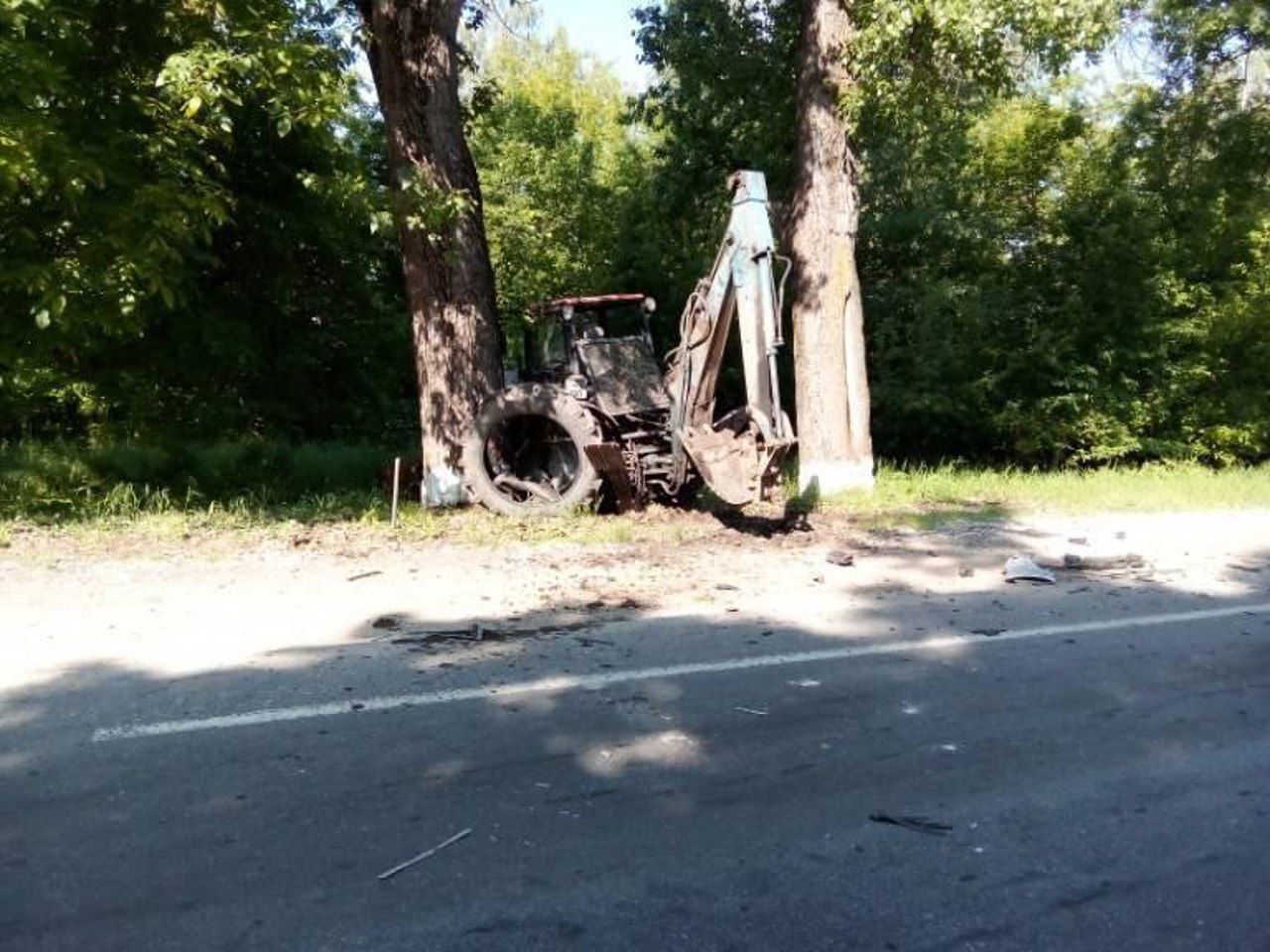 Accident la ieșirea din Cupcini: un bărbat beat la volan, a lovit un tractor și a ajuns la spital