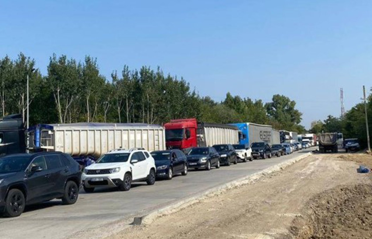 Trafic intens la Sculeni pe sensul de ieșire din Republica Moldova