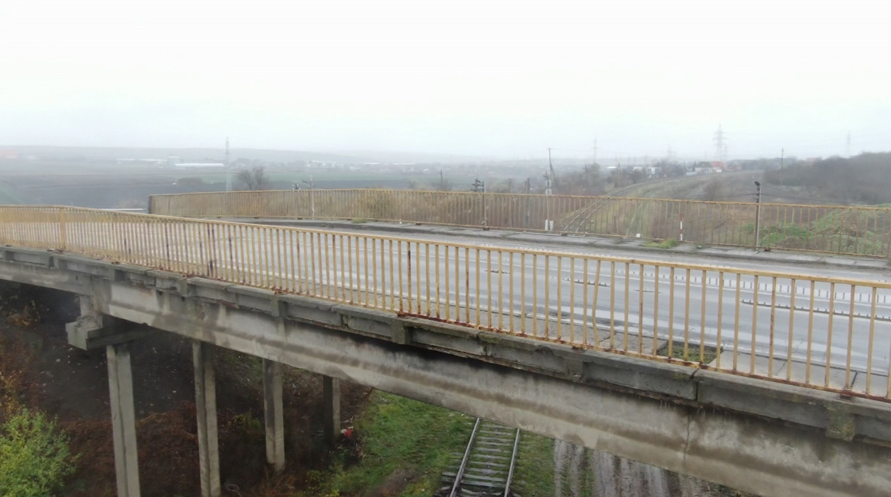 Podul peste calea ferată de la Bălți intră în reparație capitală după decenii de degradare