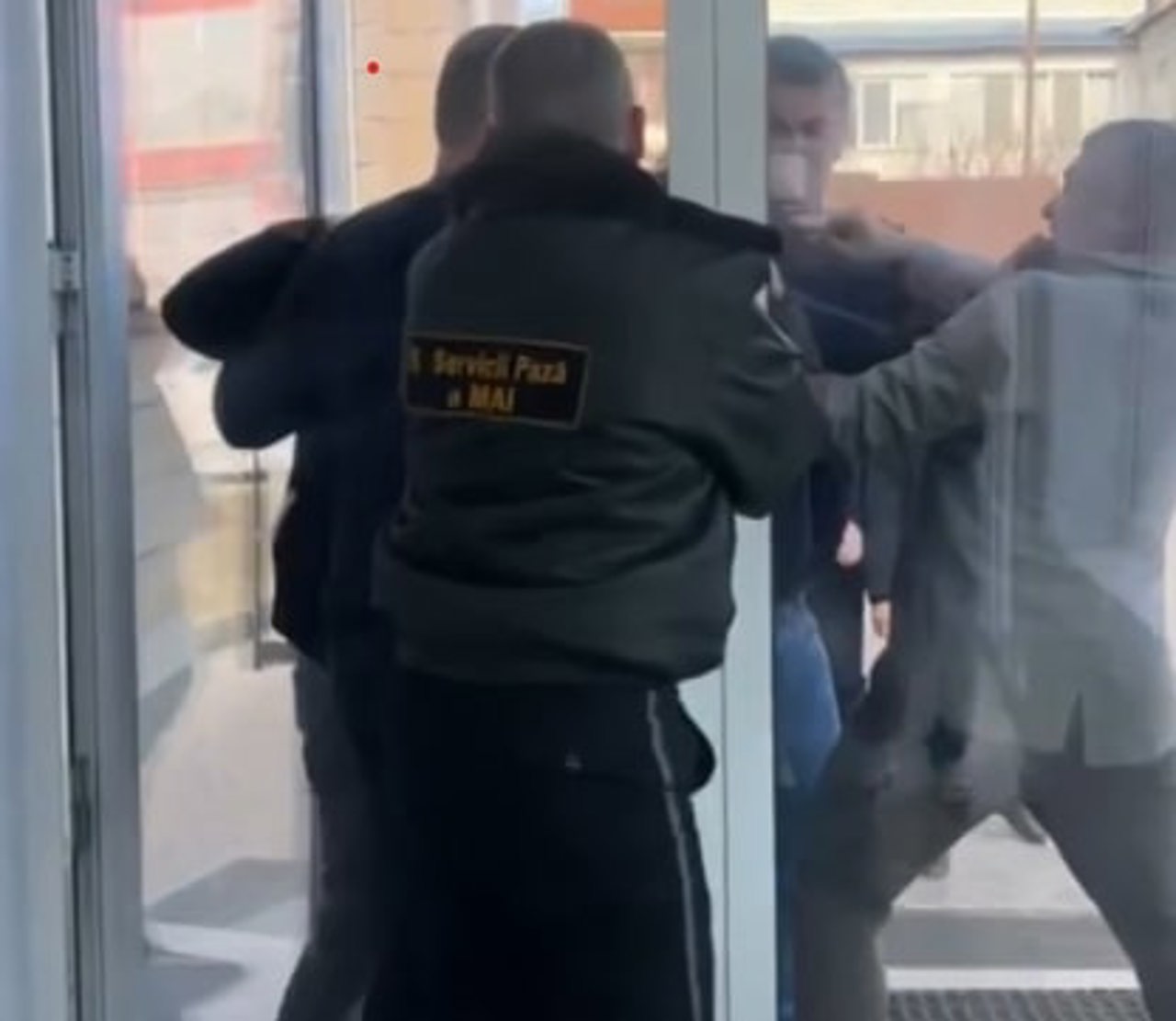 Comrat: doi aleși locali și-au împărțit pumni în timpul ședinței Adunării Populare