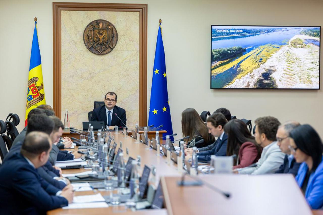 „Pe Dunăre tot ucrainenii-s de vină?”: Premierul Tofan face apel la implicare în căutarea soluțiilor pentru criza apei 