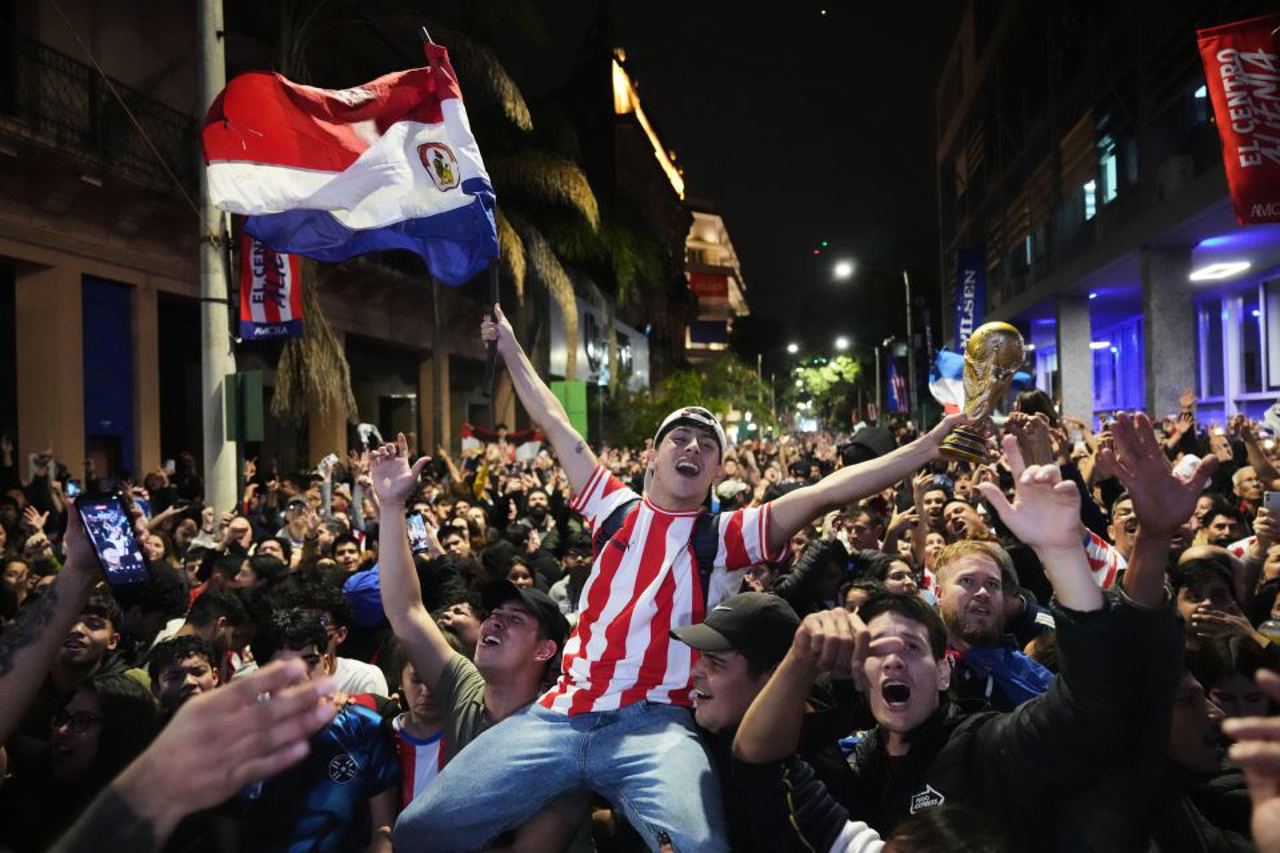 Sărbătoare națională în Paraguay: suporterii au sărbătorit calificarea „La Albirroja” în optimile de finală ale Cupei Mondiale de fotbal 