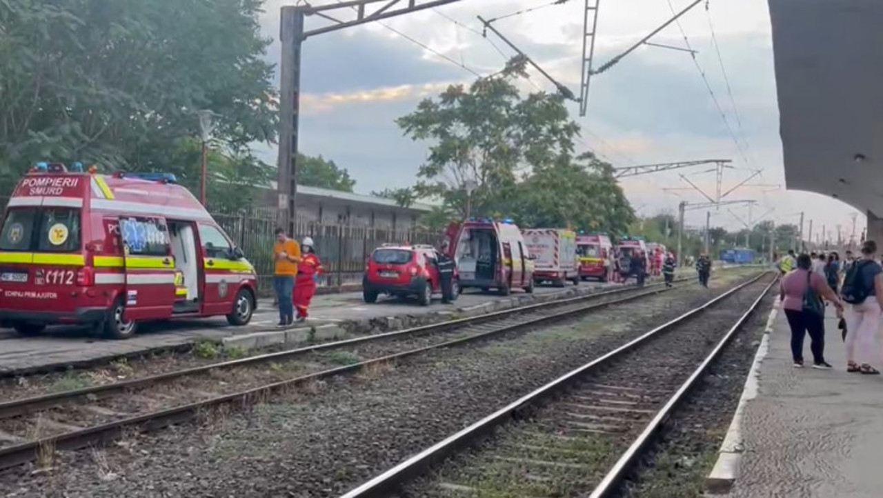Serious railway accident in Romania. 15 people injured after a locomotive hit a passenger train