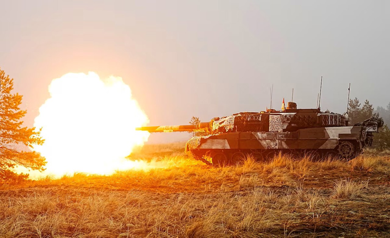 Reuters / Tancul Leopard 2A7 al armatei daneze din cadrul grupului de luptă NATO cu prezență înaintată consolidată trage în timpul unui exercițiu cu foc real în Perakula, Estonia, 15 februarie 2023