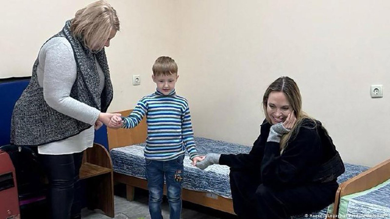 "Угроза дронов ощущалась постоянно": Анджелина Джоли рассказала о своей поездке в Украину