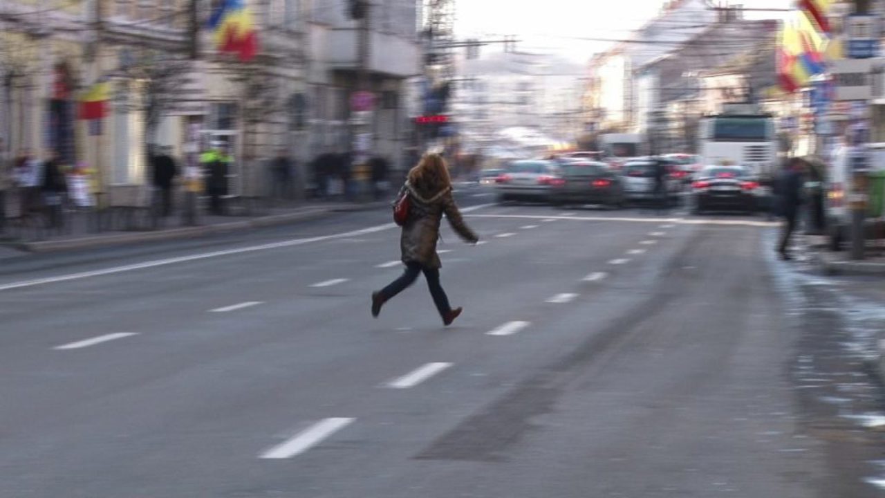 VIDEO // Operațiunea „Pietonul”. Peste 600 de persoane, sancționate pentru că au traversat strada neregulamentar