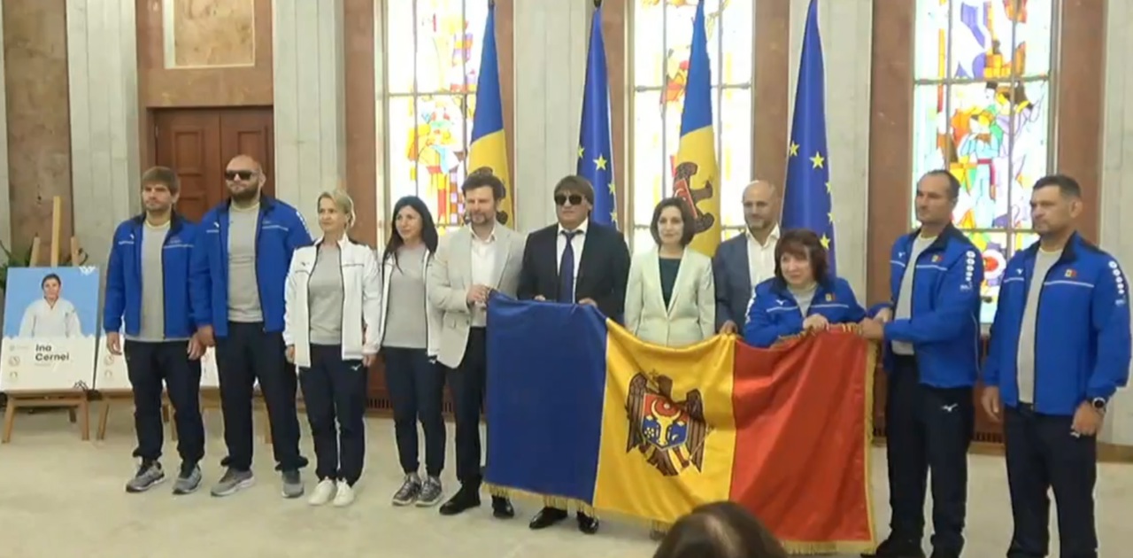 President of the Republic of Moldova hands the state flag to the athletes participating in the Paralympic Games in Paris