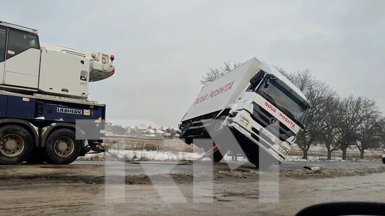 Circulația pe șoseaua Balcani, după Grătiești, blocată după răsturnarea unui camion