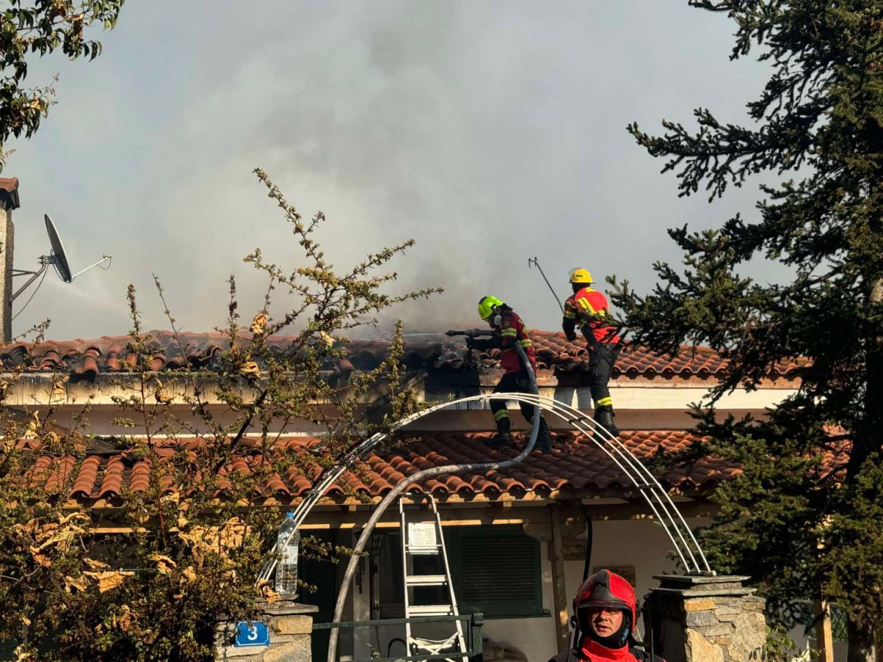 Wildfires in Greece. Moldovan firefighters deployed in Greece rescued three people