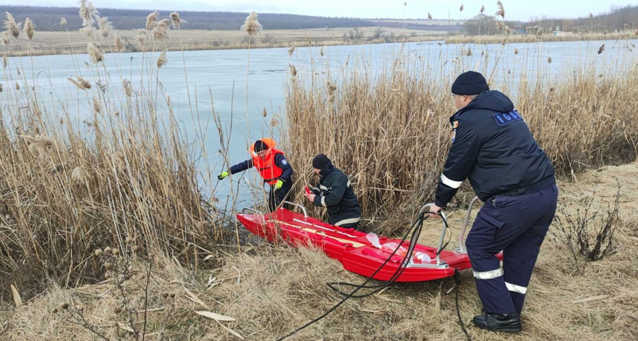 Осторожно, тонкий лед! В Молдове за сутки провалились в воду четыре человека, один — утонул