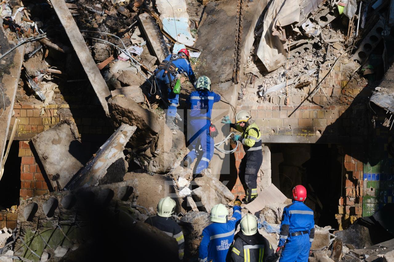 Массированный удар по Киеву: разрушен подъезд многоэтажки, есть погибшие и раненые