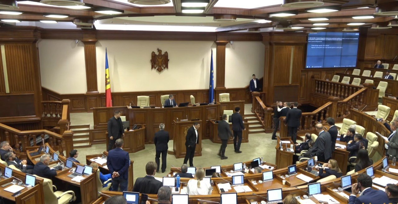 Primarul Ion Ceban, scos cu forța din Parlament, după ce a dat buzna la ședința deputaților: „PAS vrea să închidă 600 de primării minimum”