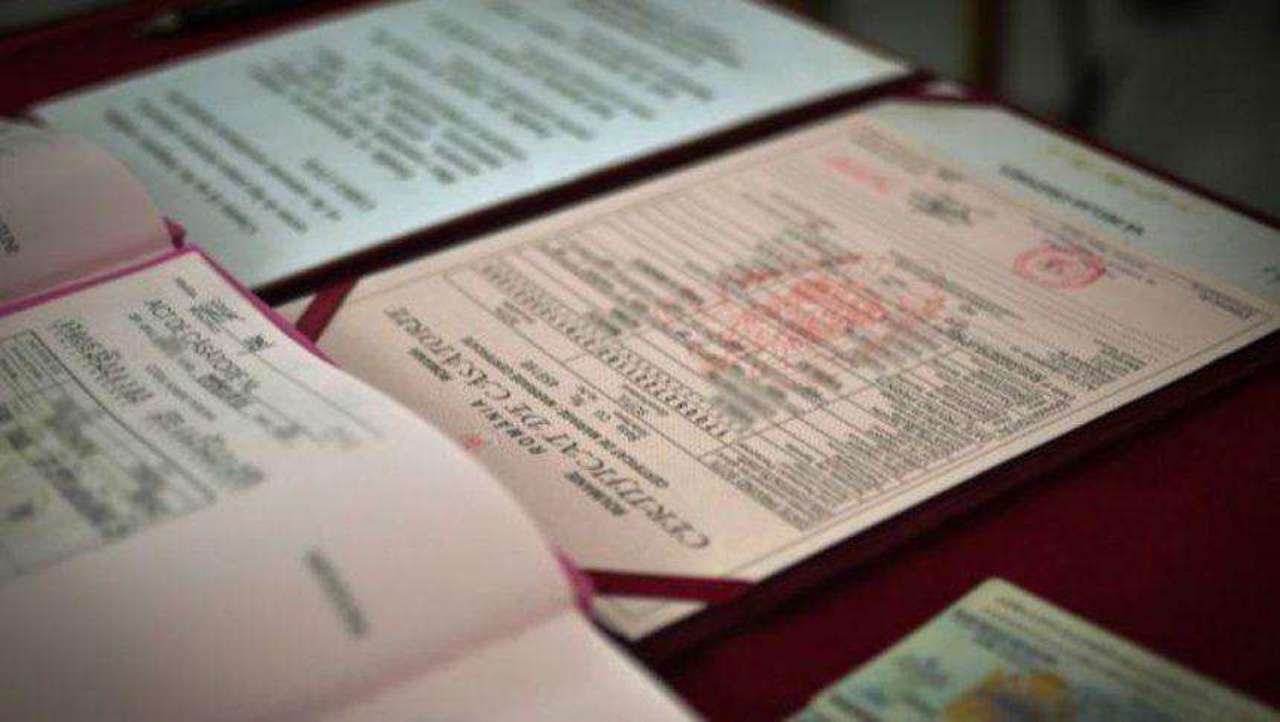 Moldovenii care au înregistrat acte de stare civilă peste hotare au obligația să facă transcrierea lor la șase luni de la întoarcerea acasă
