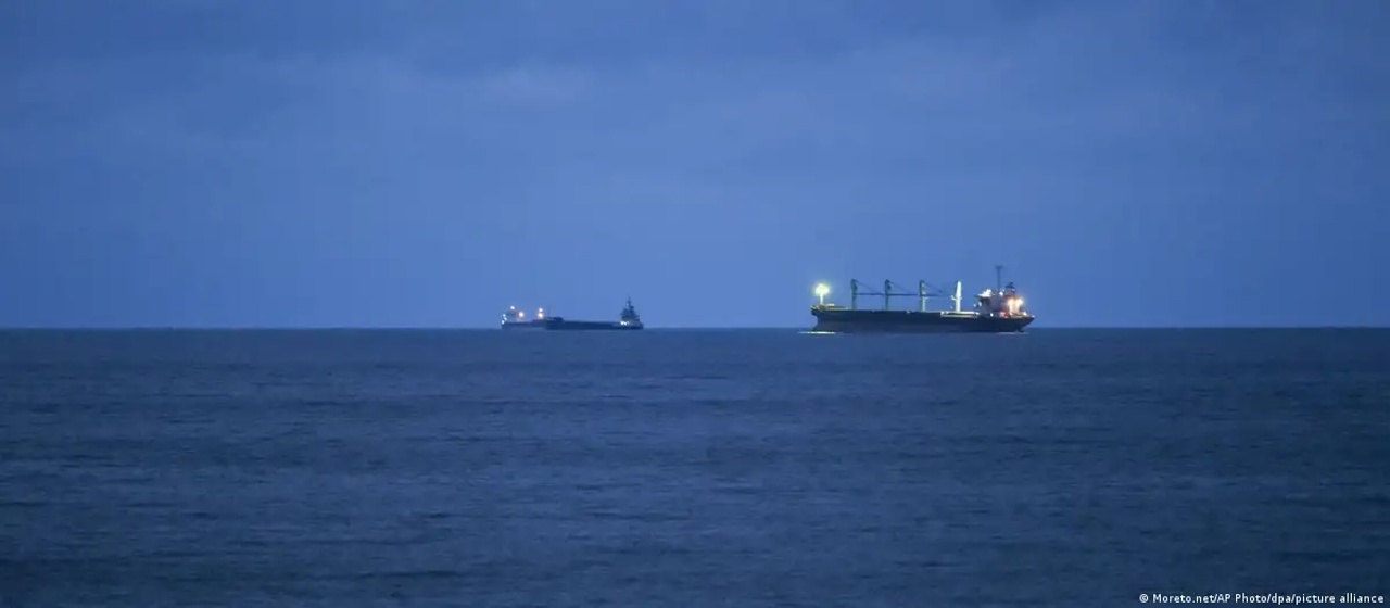 Navă comercială grecească, atacată de trei drone maritime în apropierea Bulgariei. Toți cei 18 membri ai echipajului au fost salvați