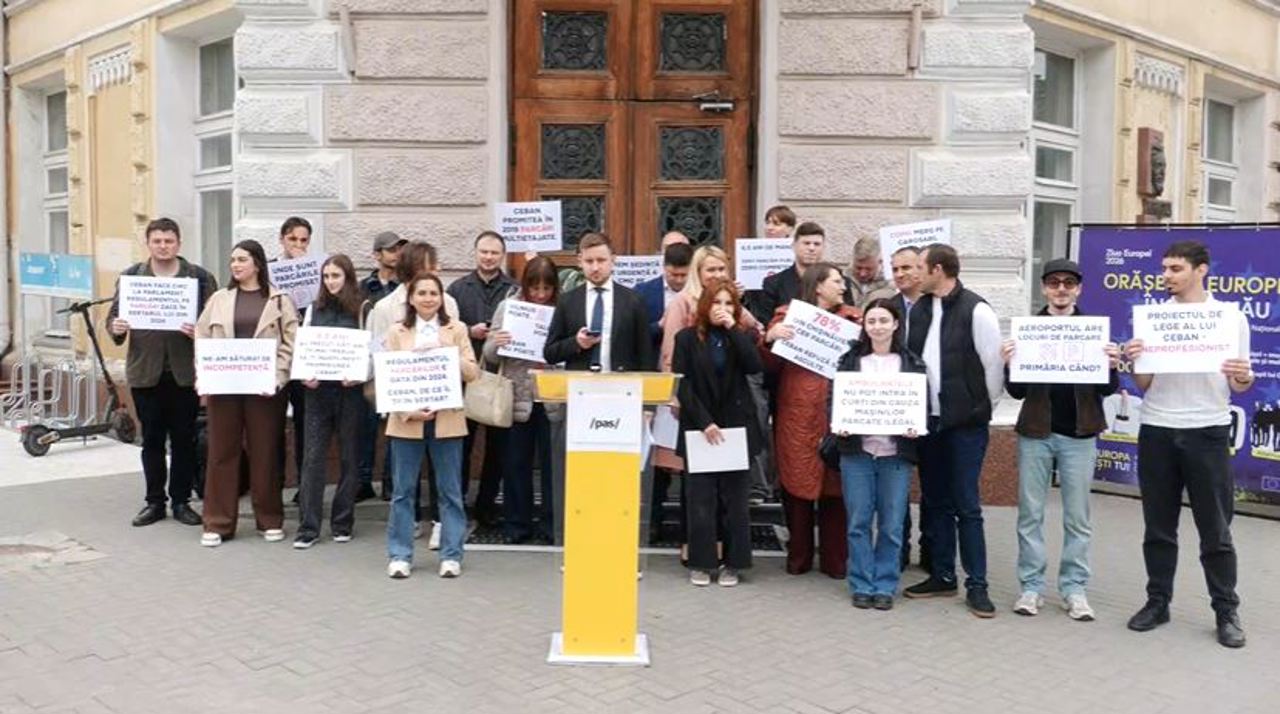 Chișinău: 19 mașini pe un singur loc de parcare. Consilierii PAS cer aprobarea urgentă a regulamentului parcărilor