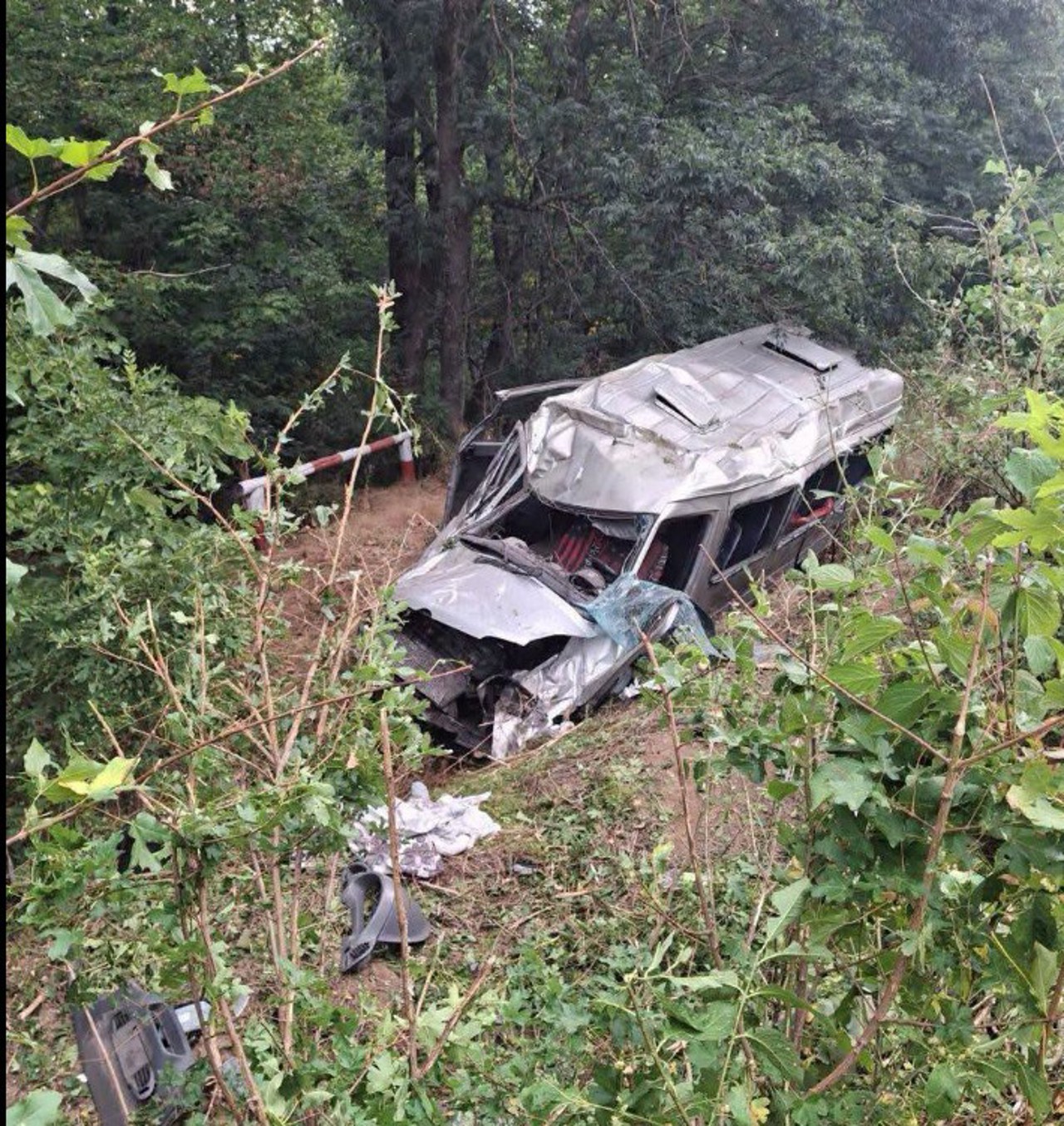 FOTO | Detalii despre accidentul rutier de la Strășeni, soldat cu un mort și zece persoane traumate: Microbuz de rută, tamponat de o Skodă ieșită pe contrasens