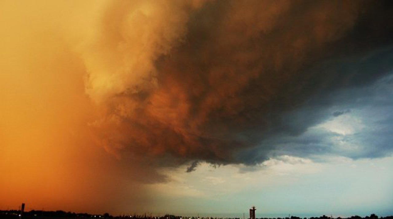 Praf saharian deasupra Republicii Moldova, până joi seara. Se va simți mai ales în zonele cu ploaie