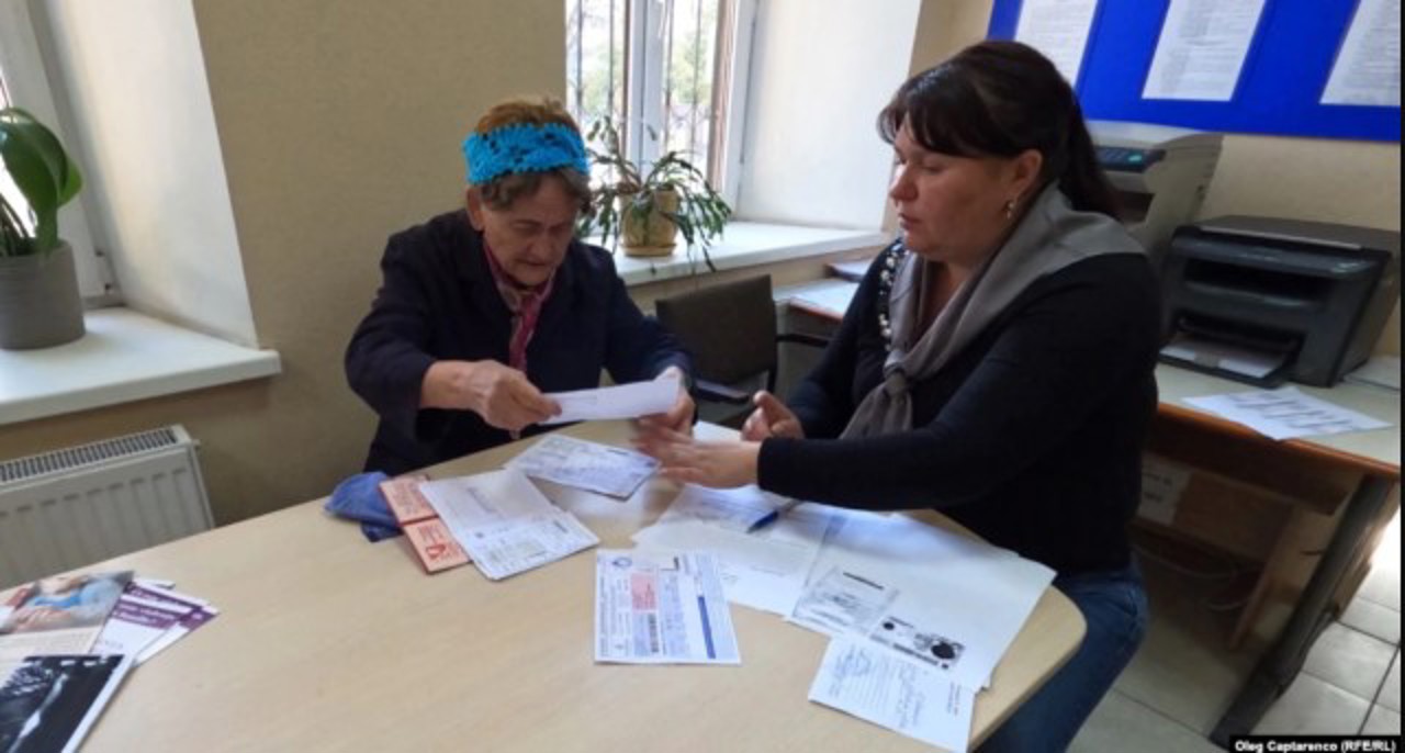 Сибова обвиняет. В Минтруда и соцзащиты заявляют, что из-за большого количества заявок система может быть перегружена