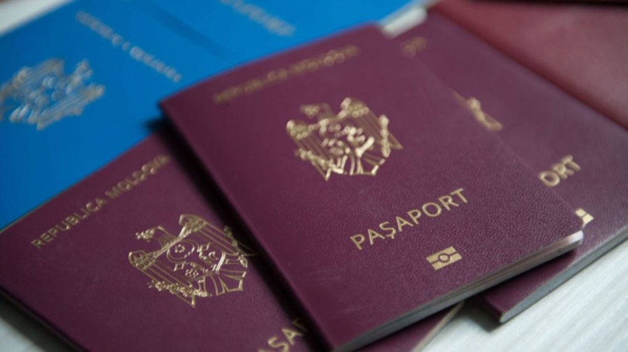 Pașapoartele și permisele de conducere se scumpesc: Cât vom plăti pentru noile acte de tip european