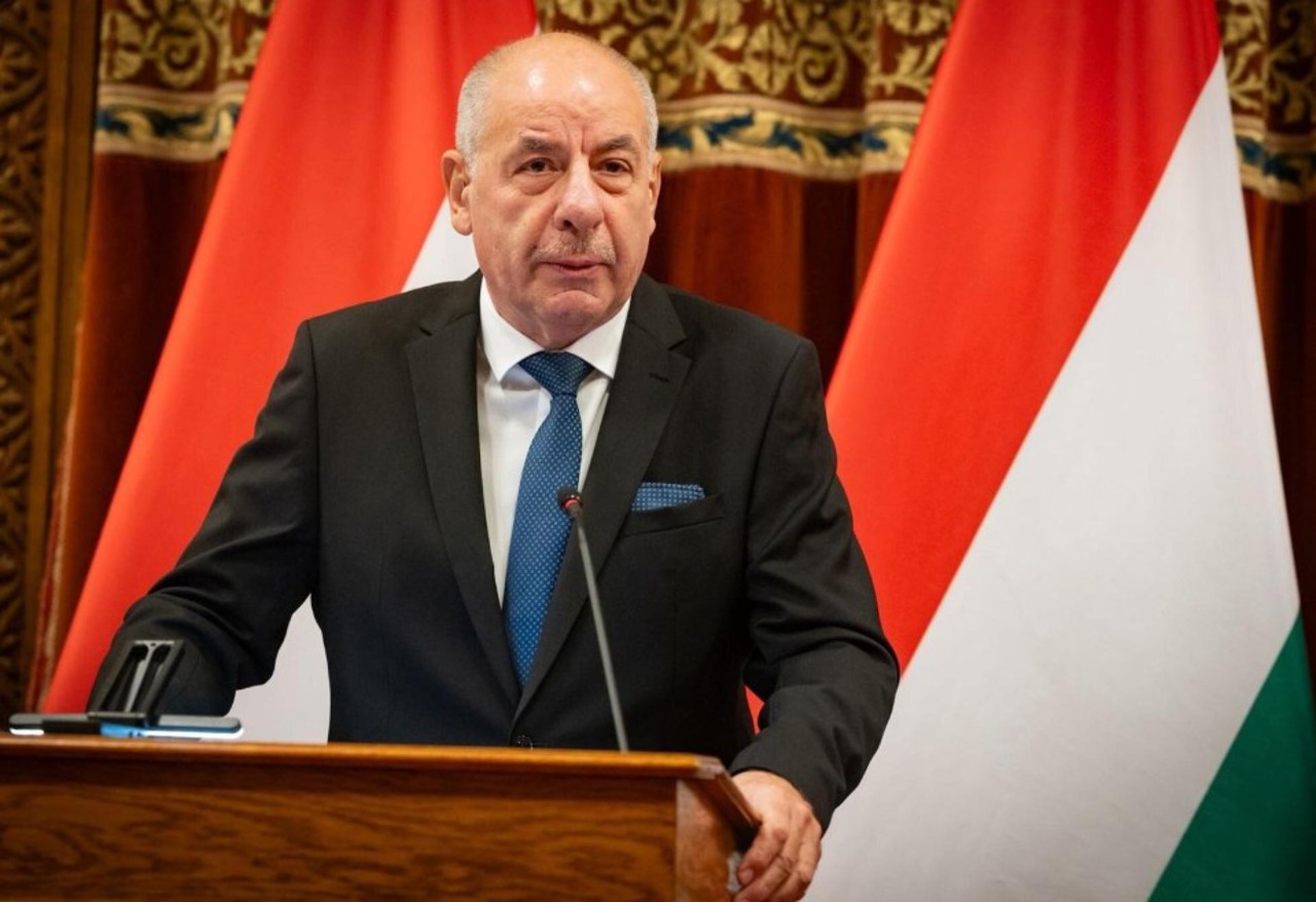 Президент Венгрии не подал в отставку, несмотря на требование правительства Мадьяра