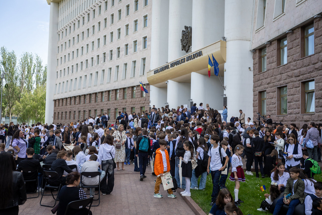 Parlamentul, mai aproape de tineri: Ziua Ușilor Deschise la 34 de ani de activitate