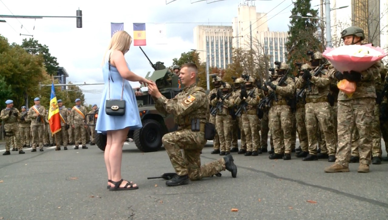 A spus „DA” de Ziua Independenței: Un militar și-a cerut iubita în căsătorie în fața miilor de oameni veniți la paradă 