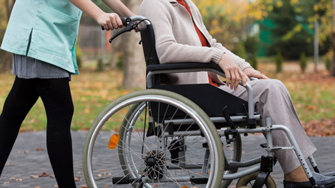 Persoanele cu dizabilități, îndemnate să nu întoarcă banii ceruți de stat pentru prestații sociale. Ministerul Muncii anunță că verifică fiecare caz