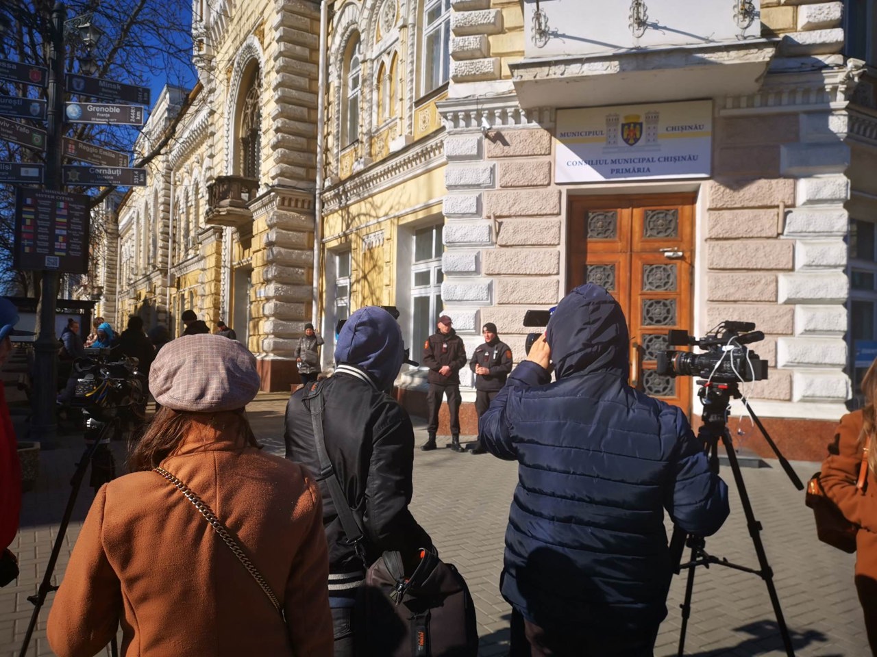 Протест перед примэрией Кишинева: Члены некоторых НПО не довольны управлением делами в столице. Реакция Иона Чебана