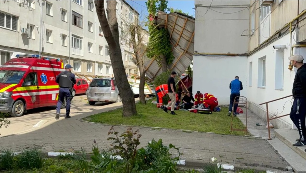 Шквалистый ветер в Румынии: мужчину насмерть придавило фрагментами крыши, слетевшей со здания