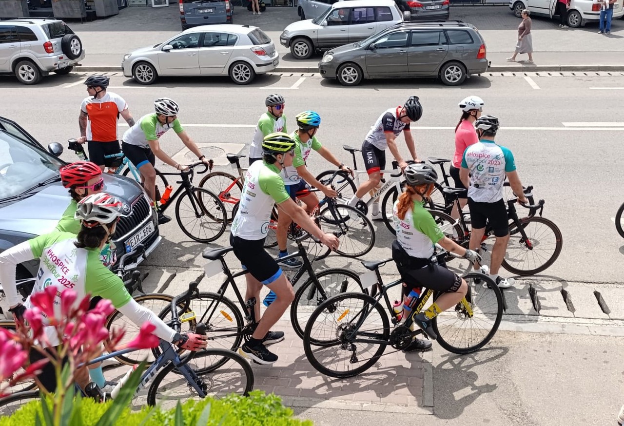 Zeci de bicicliști au pornit din Chișinău spre Cluj-Napoca pentru a sprijini pacienții cu boli incurabile