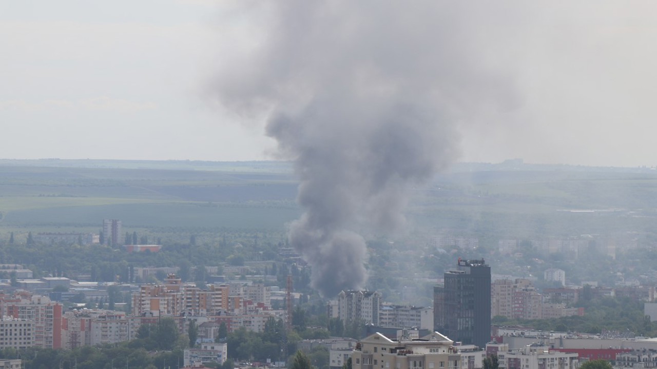 Чёрный дым над Кишинёвом: на Чеканах загорелся автосервис, уничтожен автомобиль