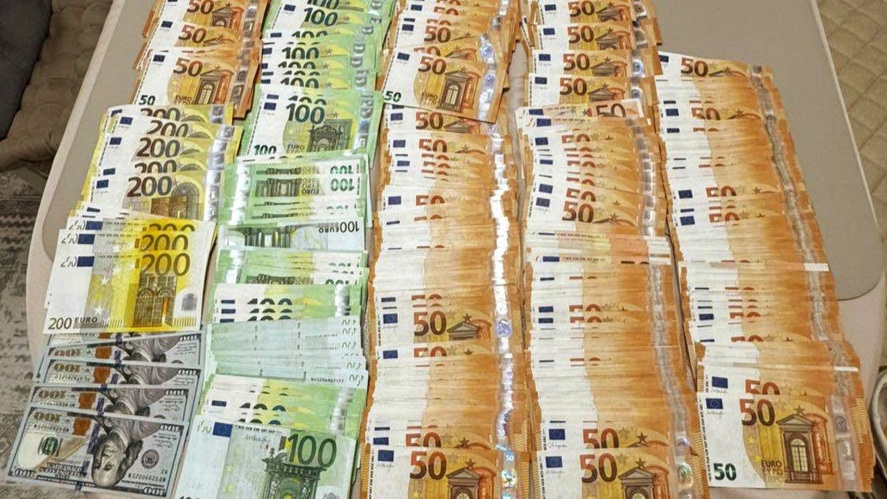 Peste 1,5 milioane de lei, ridicați în urma perchezițiilor CNA în dosarul de corupție de la Vadul lui Vodă