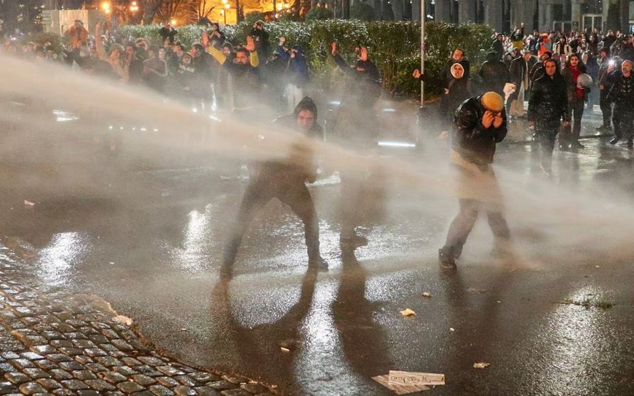 Proteste violente în Georgia: Poliția folosește gaze lacrimogene și tunuri cu apă pentru a dispersa mulțimea