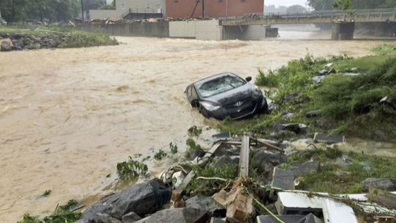 Vreme instabilă în mai multe țări: Inundațiile și vântul puternic au făcut pagube 