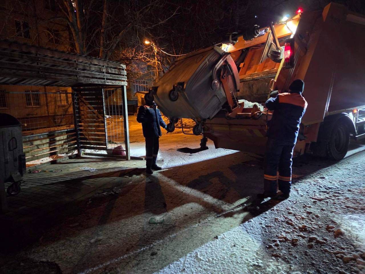 Între mese festive și munți de resturi | Expert: „După sărbători, Chișinăul produce atâta gunoi cât un tren de deșeuri care ar trece timp de două ore într-o gară”